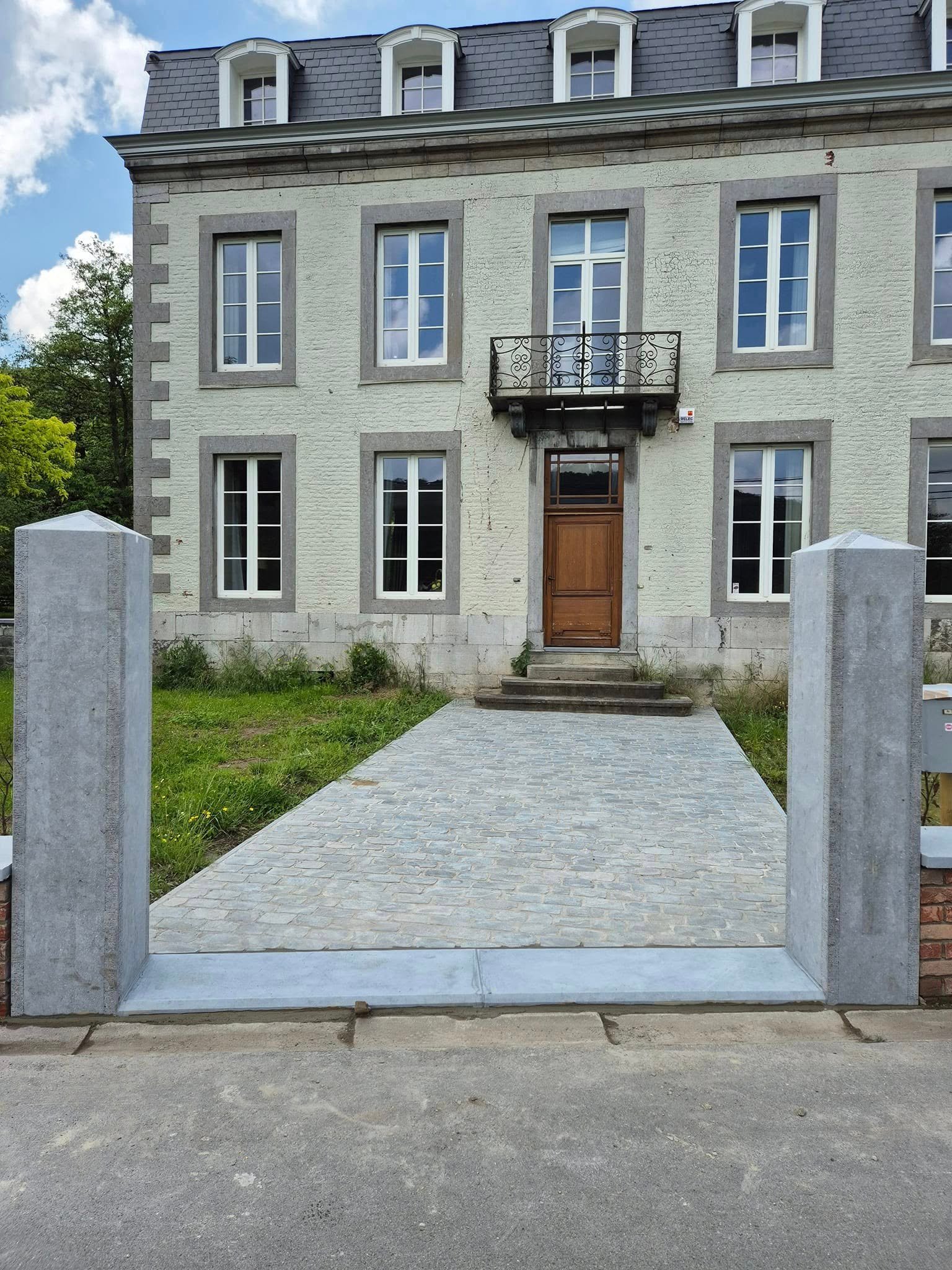 Allée en pavés réalisée par Jordan Desmit